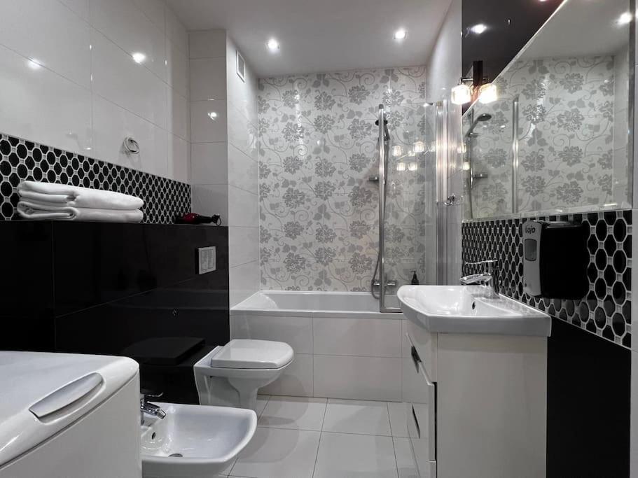 Europa22 "Apartament Delux" Z Wanna - Centrum Miasta Z Widokiem Na Staw Tomaszów Mazowiecki Exteriér fotografie
